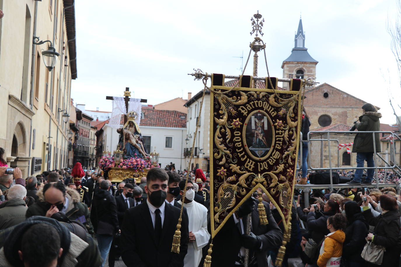 La Virgen del Mercado anuncia a los leoneses en inicio de la Semana Santa.