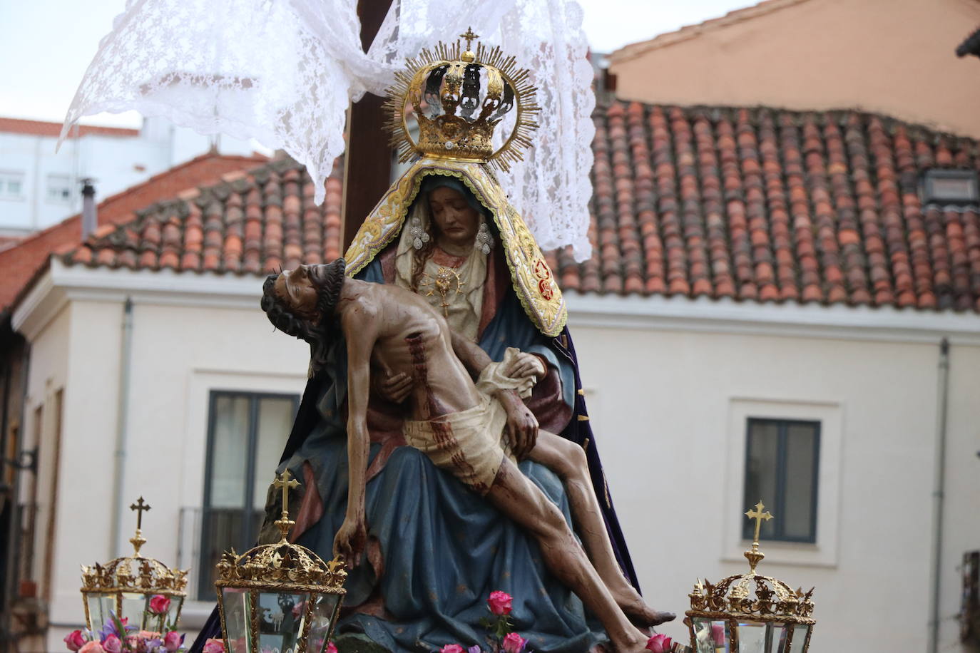 La Virgen del Mercado anuncia a los leoneses en inicio de la Semana Santa.