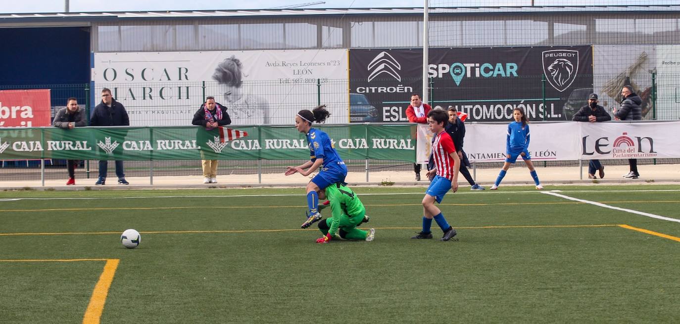 Partido inaugural entre el Olimpico de León y el Atlético de Madrid. 