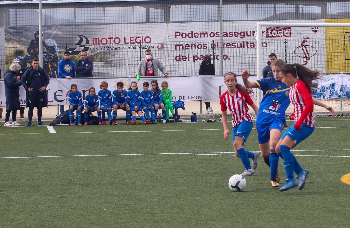 Partido inaugural entre el Olimpico de León y el Atlético de Madrid. 