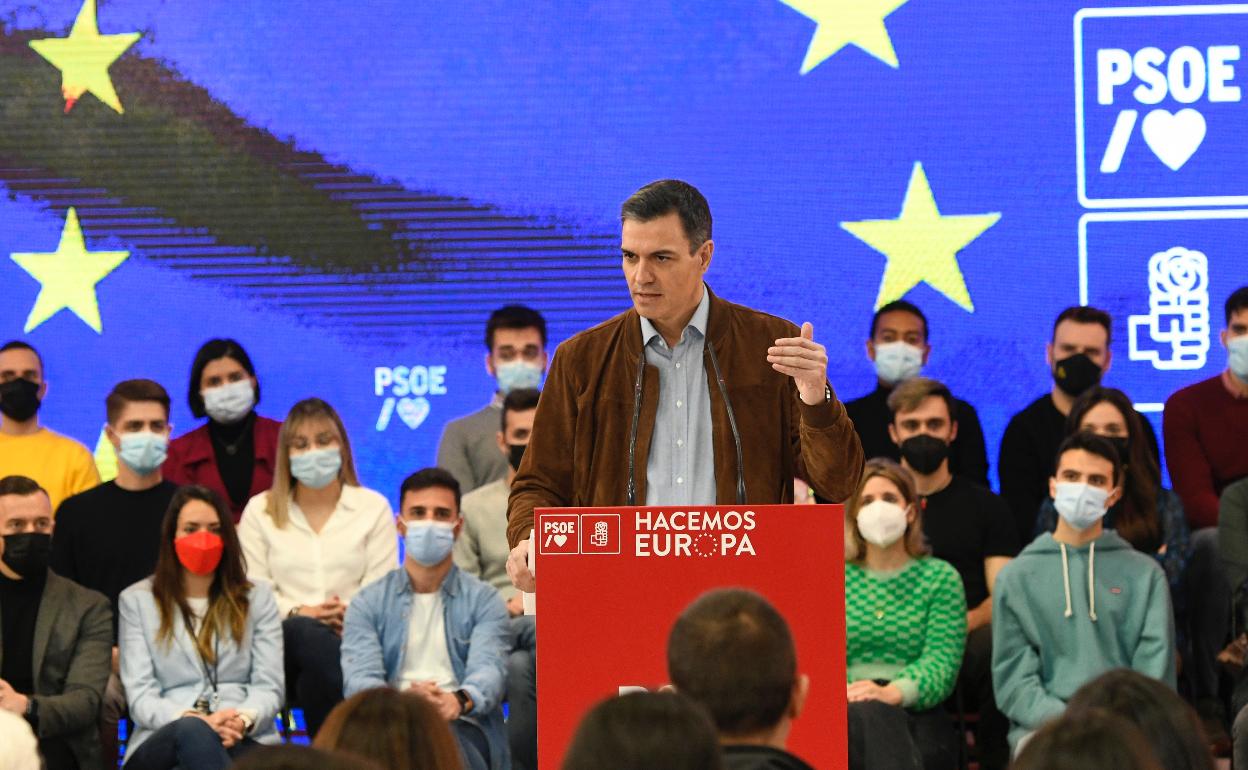 El presidente del Gobierno y secretario general del PSOE, Pedro Sánchez, participa en un acto de su partido celebrado este sábado en el Espacio Rastro Madrid. 