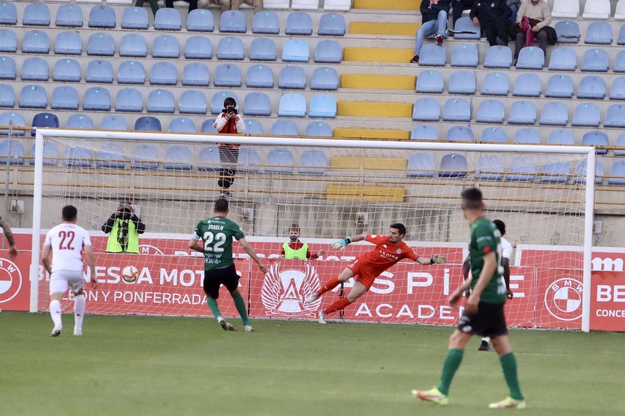 Lance de juego en el Cultural- Racing de Ferrol. 