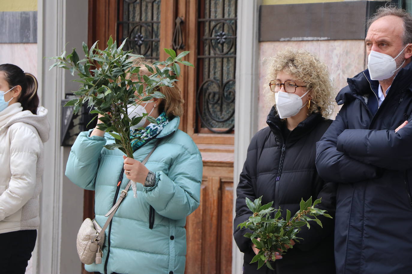 Miles de personas se asoman al paso de la borriquilla por las calles de León.