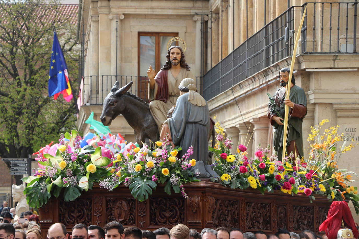 Miles de personas se asoman al paso de la borriquilla por las calles de León.