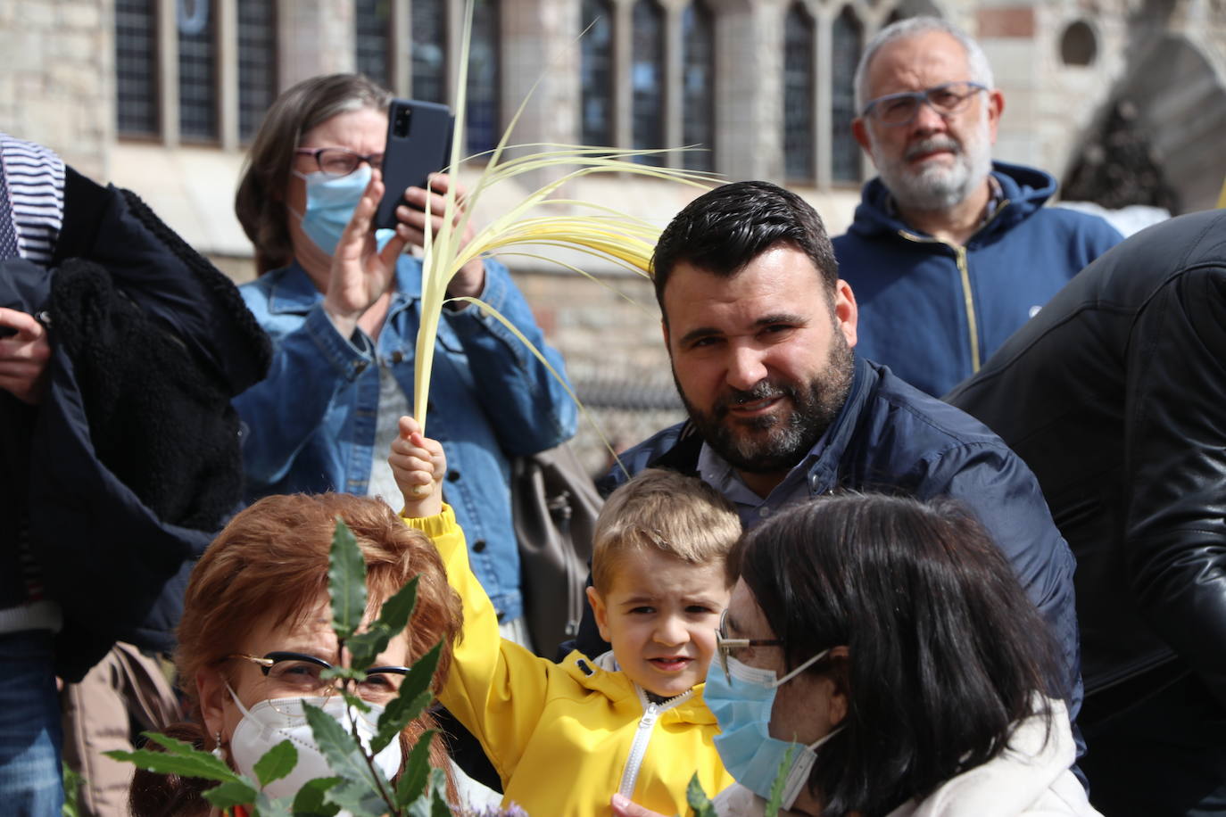 Miles de personas se asoman al paso de la borriquilla por las calles de León.