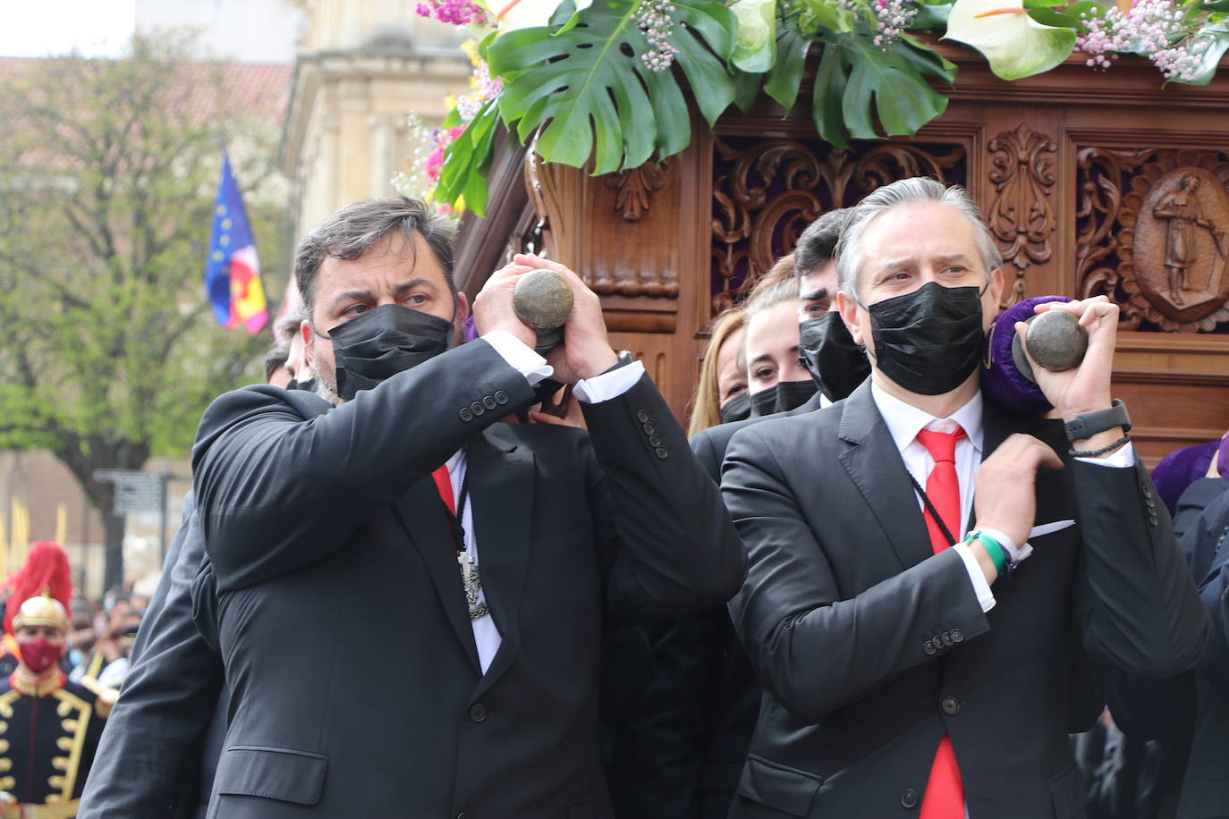 Miles de personas se asoman al paso de la borriquilla por las calles de León.