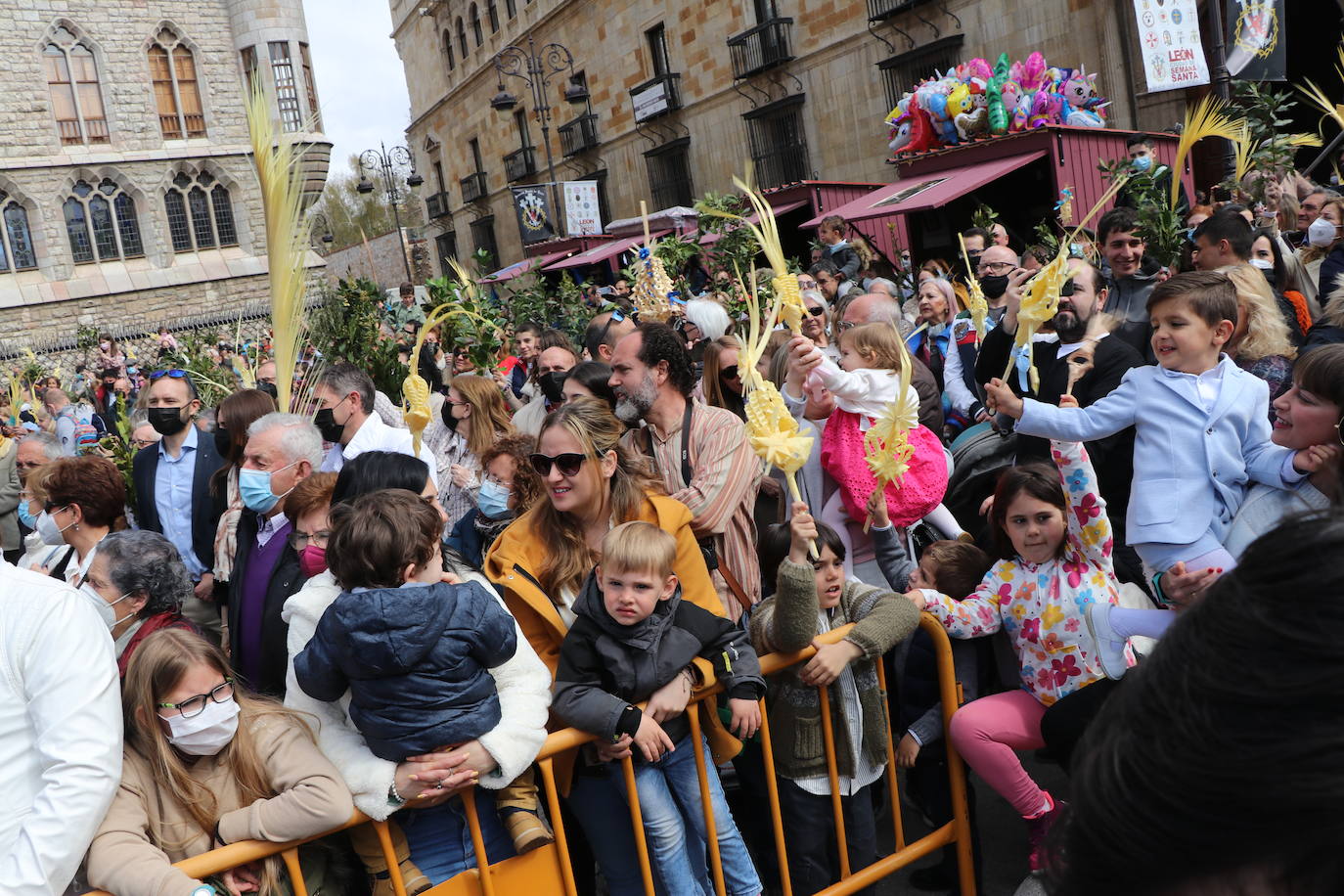 Miles de personas se asoman al paso de la borriquilla por las calles de León.
