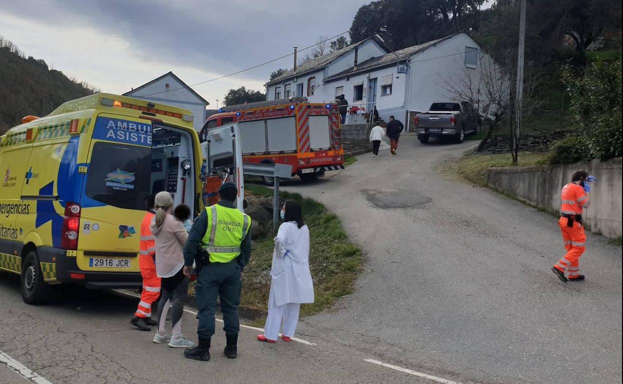 Al lugar se desplazaron una ambulancia asistencial con un médico y una enfermera, una patrulla de la guardia civil y una dotación de bomberos