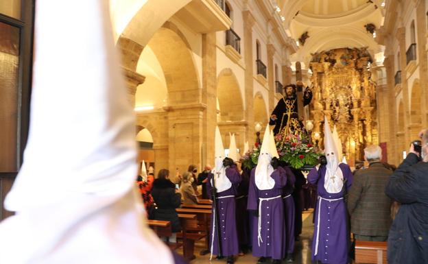 Galería. Procesión del Dainos, en su salida desde el convento de los Franciscanos.