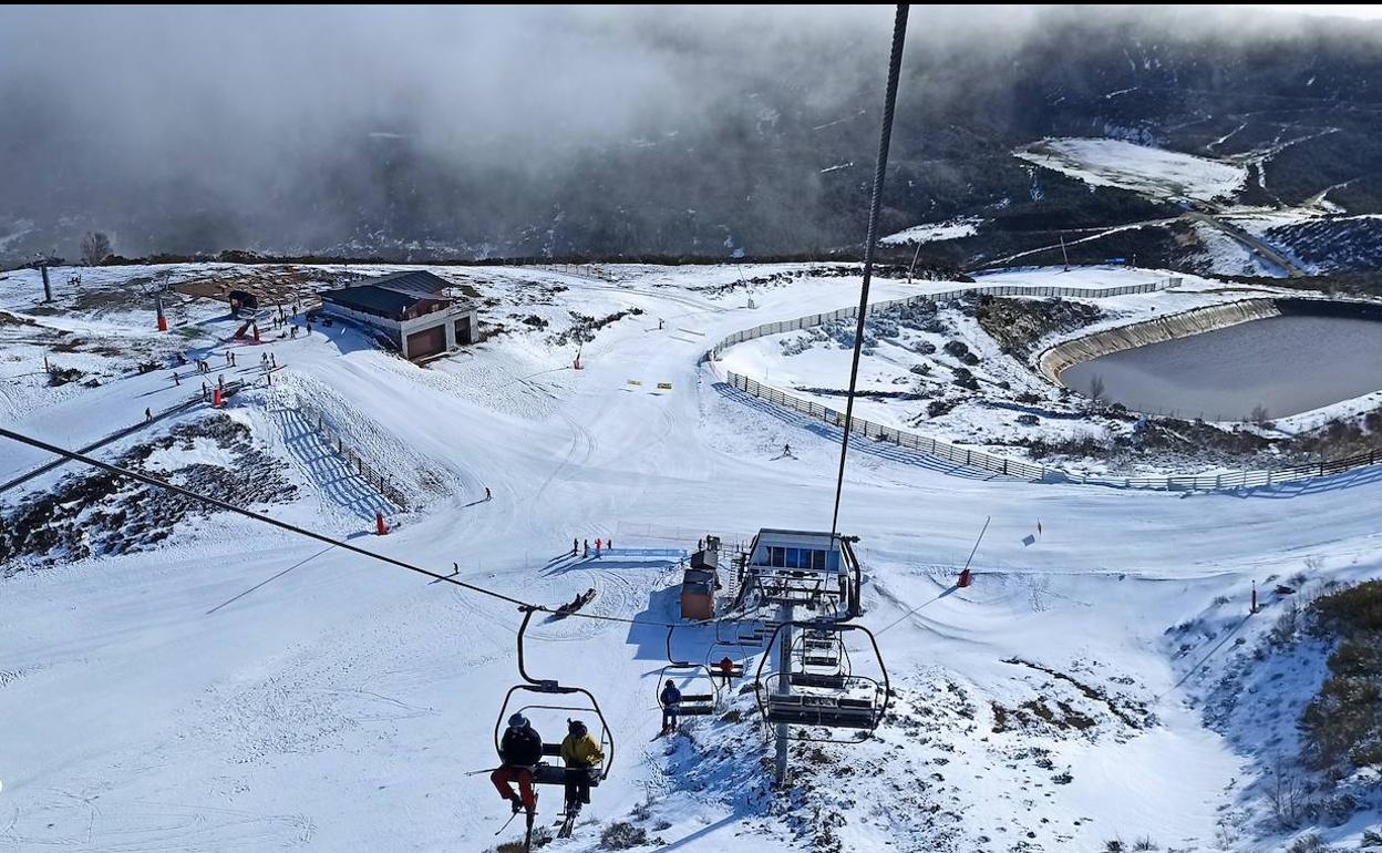 Este fin de semana la estación de esquí de San Isidro ha tenido una oferta de nieve de 17,5 kilómetros esquiables