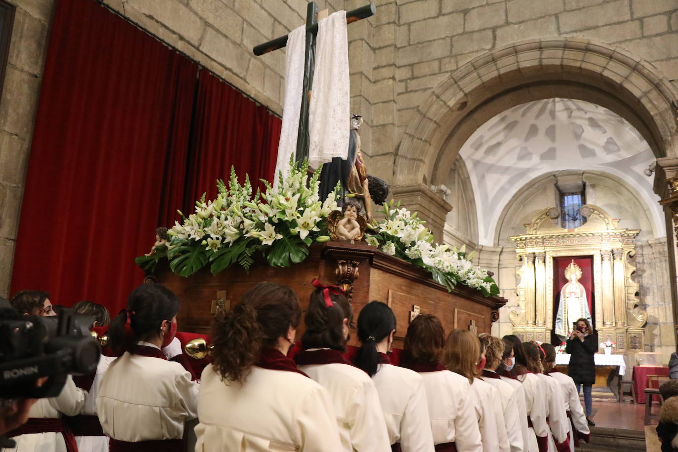 La adversa climatología marca el Lunes Santo en León capital