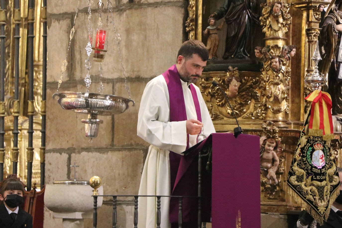 La adversa climatología marca el Lunes Santo en León capital