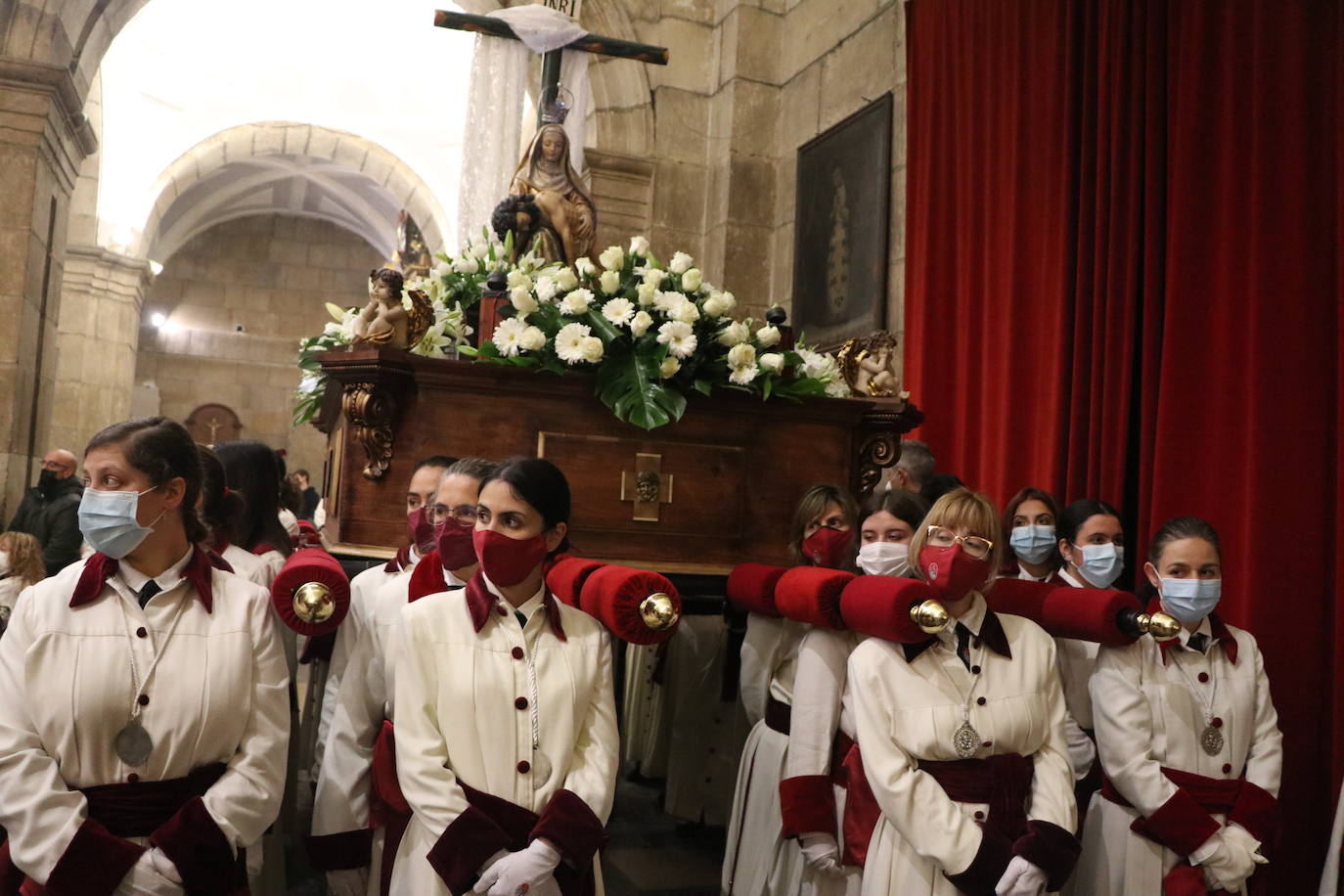 La adversa climatología marca el Lunes Santo en León capital