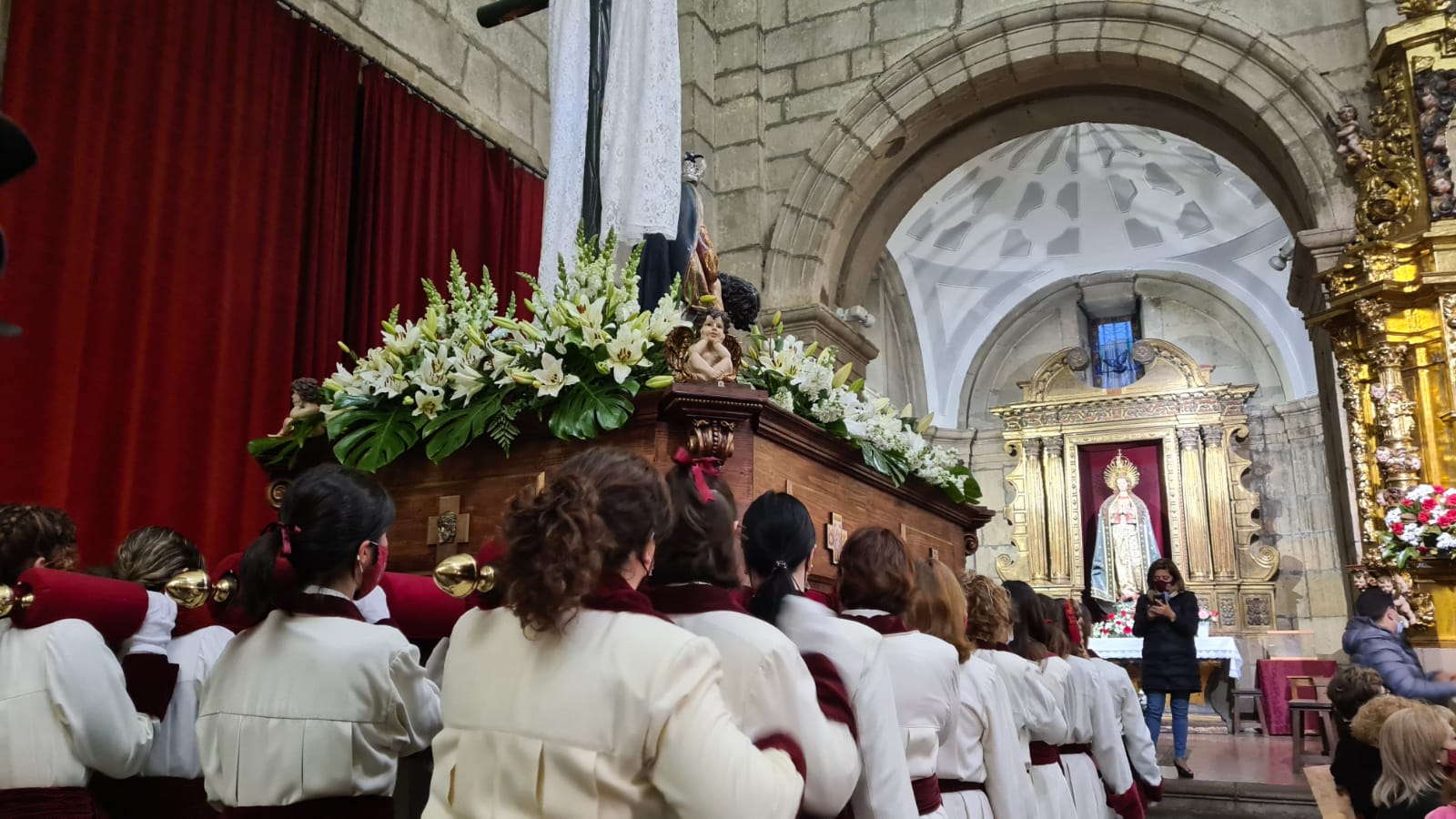 La adversa climatología marca el Lunes Santo en León capital