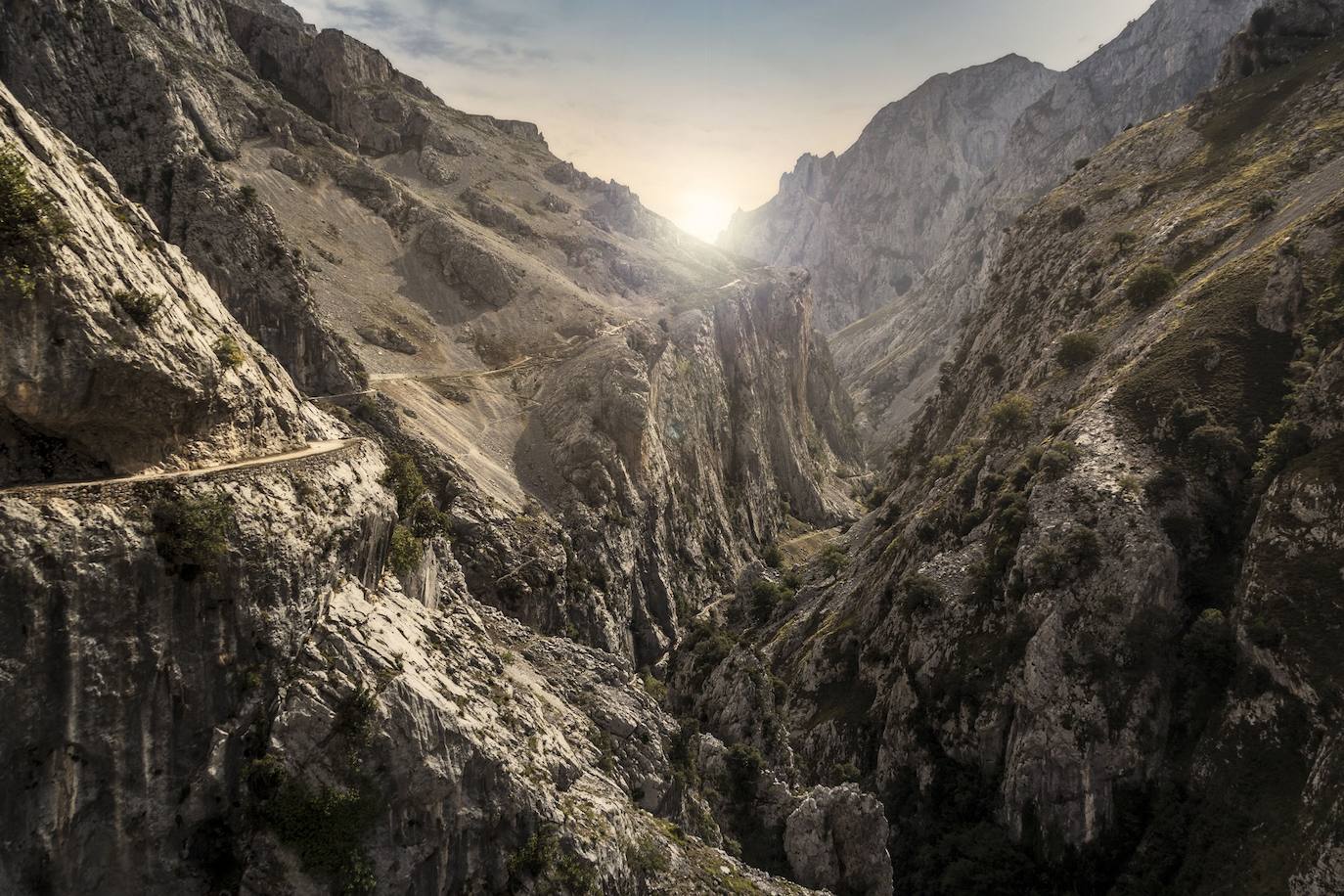 En pleno corazón del Parque Nacional de los Picos de Europa, los orígenes de este vertiginoso camino están llenos de gestas heroicas y anécdotas que ensanchan su leyenda. 