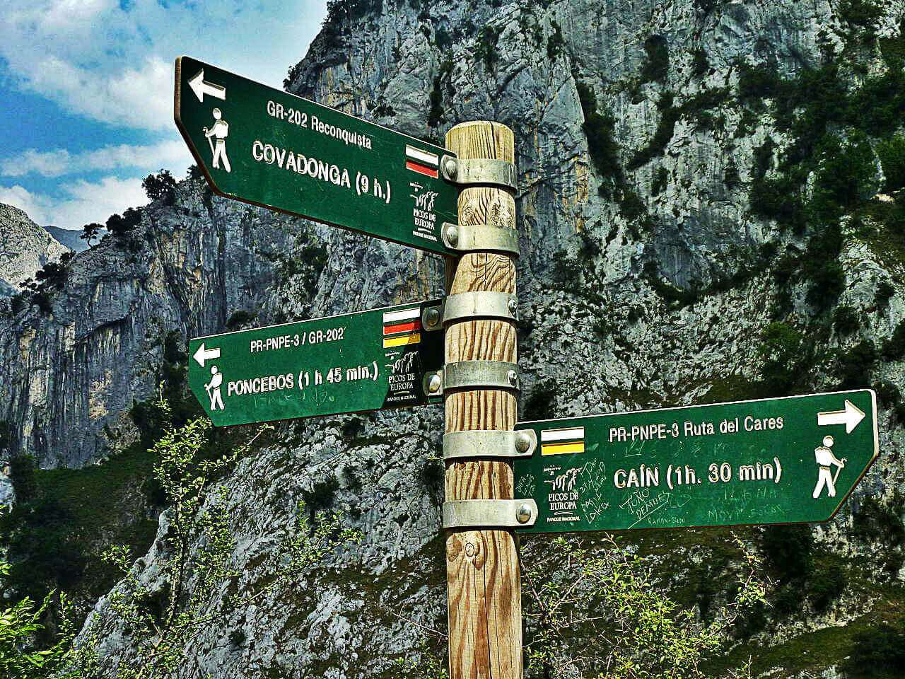 En pleno corazón del Parque Nacional de los Picos de Europa, los orígenes de este vertiginoso camino están llenos de gestas heroicas y anécdotas que ensanchan su leyenda. 