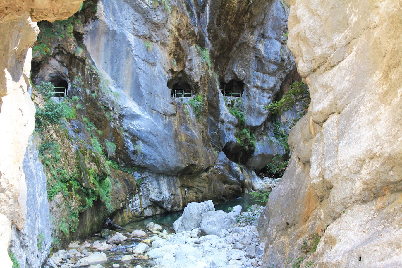 En pleno corazón del Parque Nacional de los Picos de Europa, los orígenes de este vertiginoso camino están llenos de gestas heroicas y anécdotas que ensanchan su leyenda. 