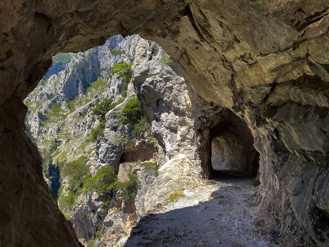 En pleno corazón del Parque Nacional de los Picos de Europa, los orígenes de este vertiginoso camino están llenos de gestas heroicas y anécdotas que ensanchan su leyenda. 