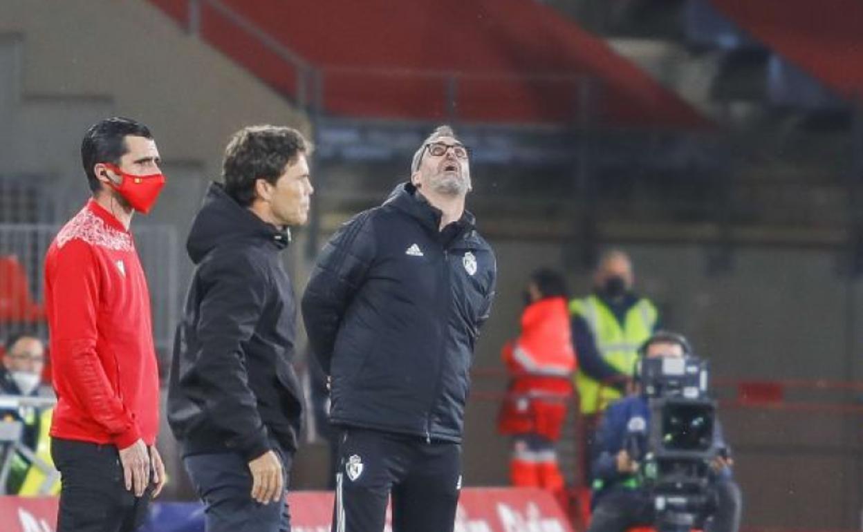 Imagen de Jon Pérez Bolo, entrenador SD Ponferradina en el encuentro ante el UD Almería. 