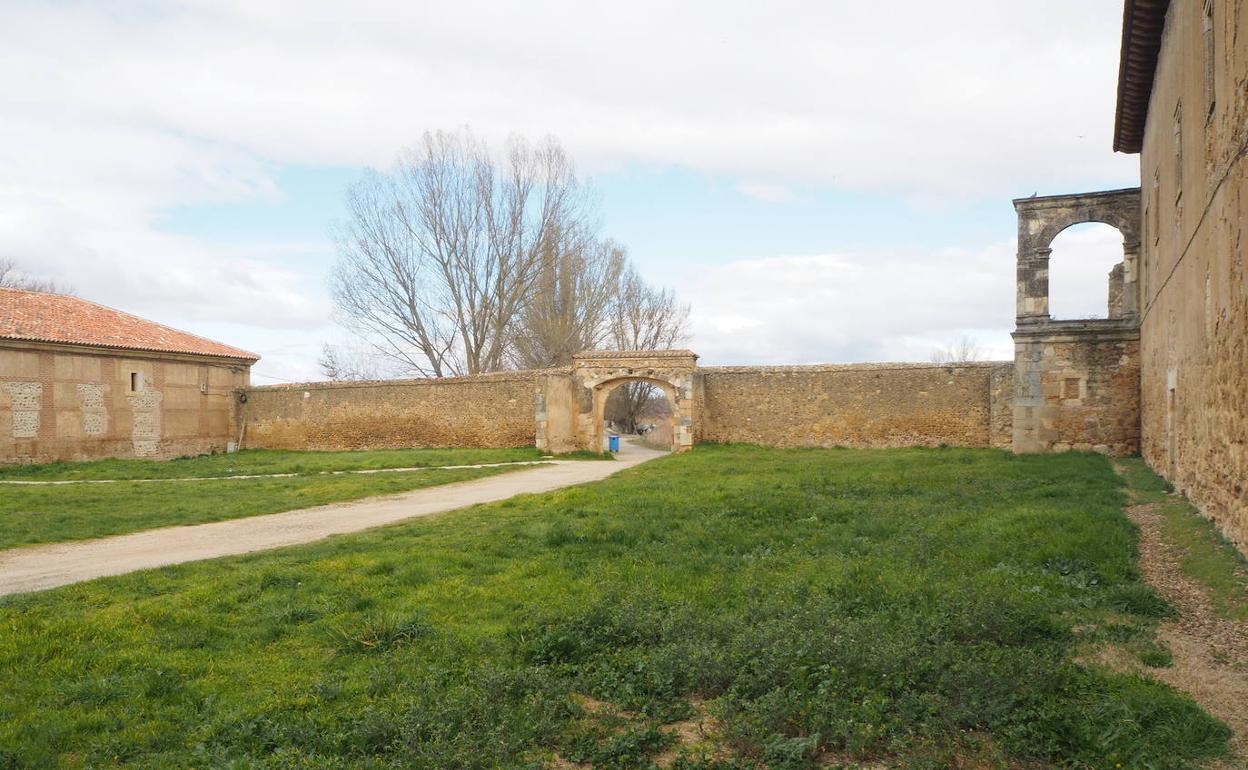 Patio del Monasterio de Sandoval en el municipio leonés de Villaverde de Sandoval. 