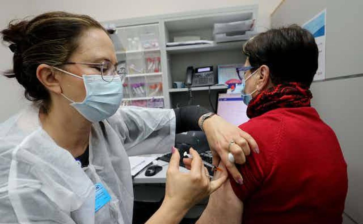 Una mujer de más de 60 años recibe una cuarta dosis de vacuna contra covid-19 en Rishon LeZion, al sur de Tel Aviv (Israel), el 3 de enero de 2022.