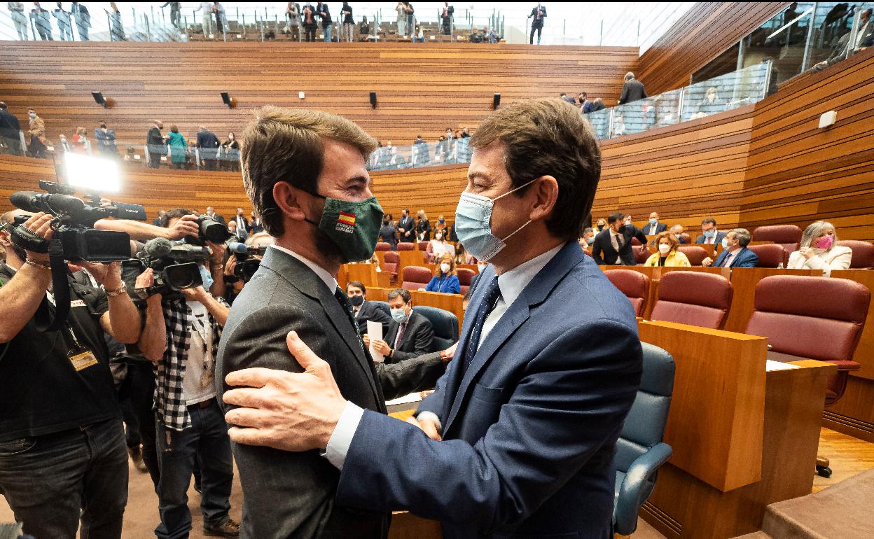 El líder de Vox en Castilla y León, Juan García-Gallardo (i) y el candidato del PP a la Presidencia de la Junta de Castilla y León y presidente del partido en la región, Alfonso Fernández Mañueco (d), se saludan a su llegada al debate de investidura, en el Hemiciclo de las Cortes de Castilla y León. 