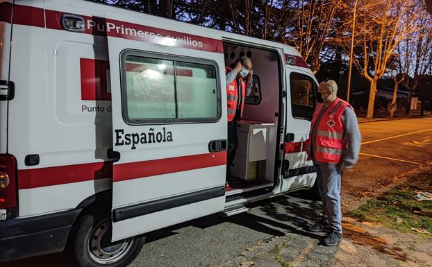 Imagen principal - Cruz Roja en Villafranca del Bierzo envía material de primeros auxilios a Hungría ante la crisis de refugiados