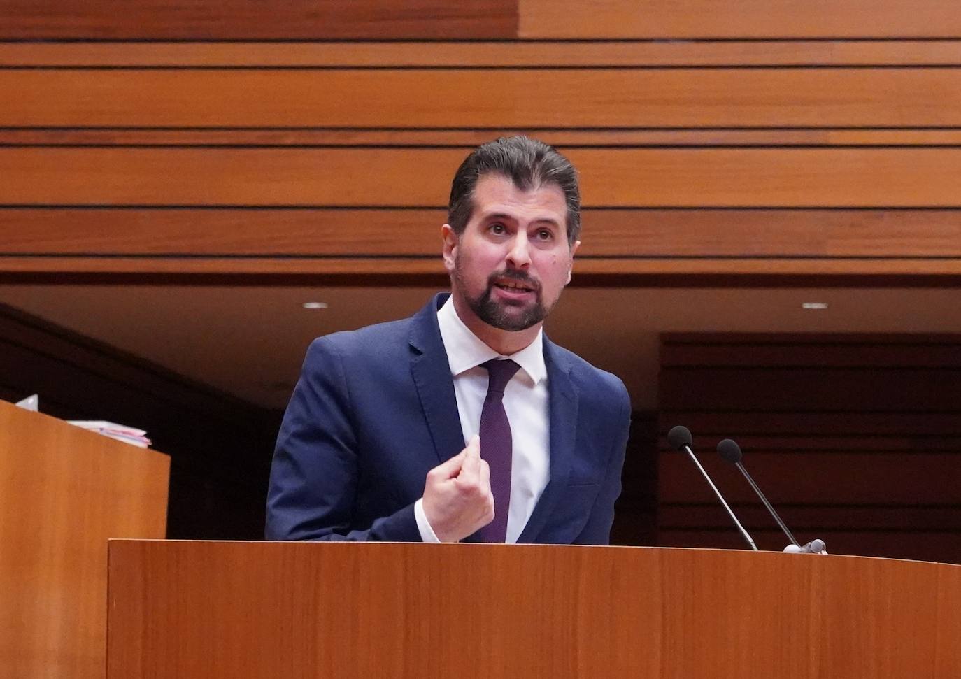 El portavoz del Grupo Socialista, Luis Tudanca, durante la sesión de tarde del debate de investidura del candidato a la Presidencia de la Junta de Castilla y León