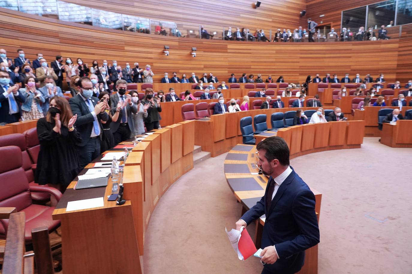 El portavoz del Grupo Socialista, Luis Tudanca, durante la sesión de tarde del debate de investidura del candidato a la Presidencia de la Junta de Castilla y León