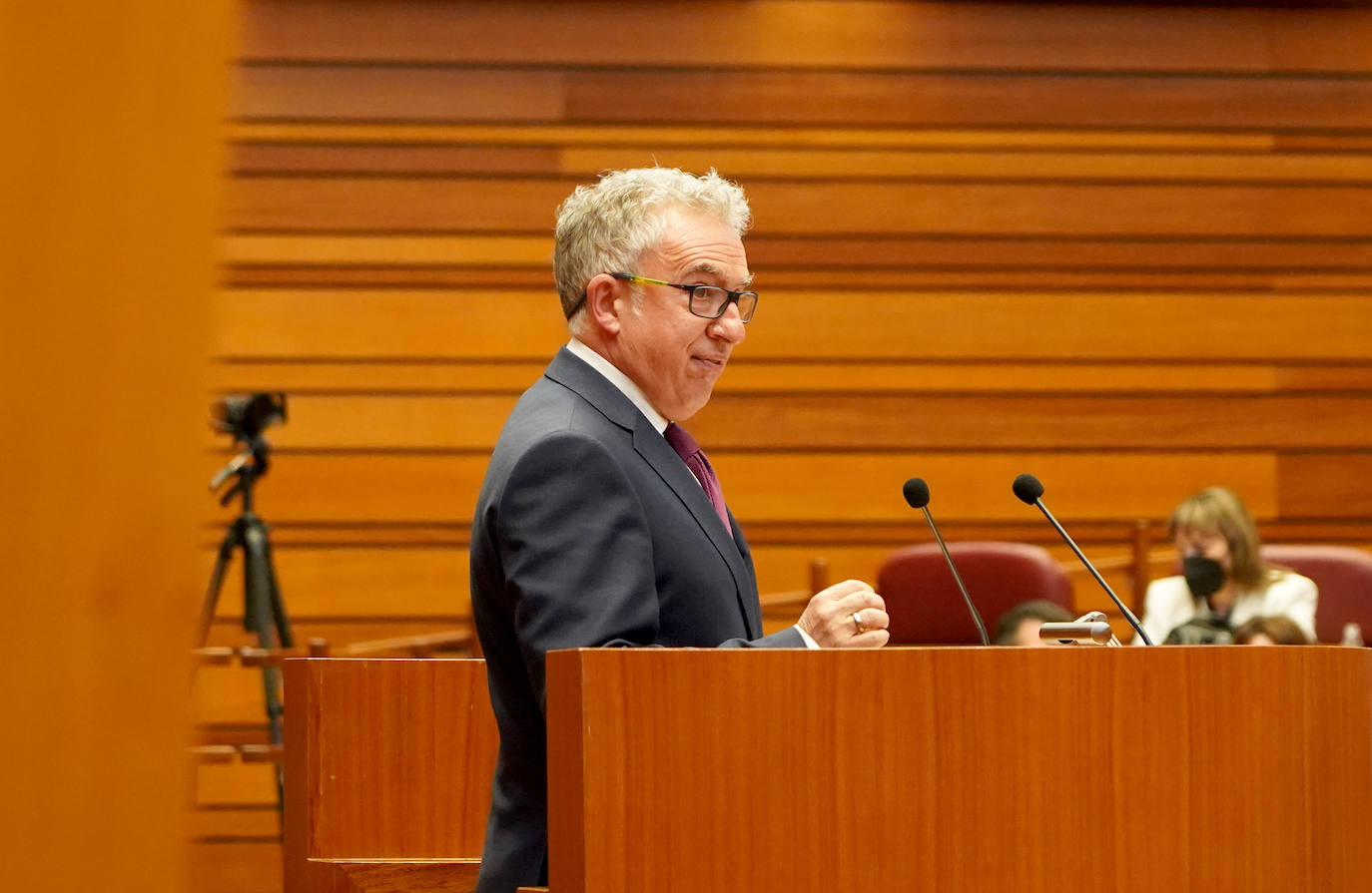 El portavoz del Grupo Socialista, Luis Tudanca, durante la sesión de tarde del debate de investidura del candidato a la Presidencia de la Junta de Castilla y León