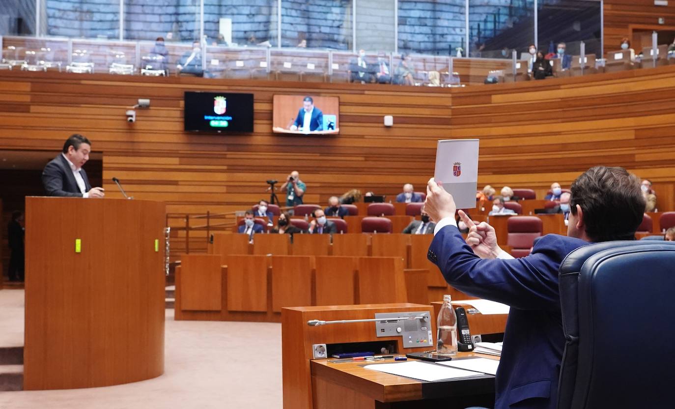 El portavoz del Grupo Socialista, Luis Tudanca, durante la sesión de tarde del debate de investidura del candidato a la Presidencia de la Junta de Castilla y León