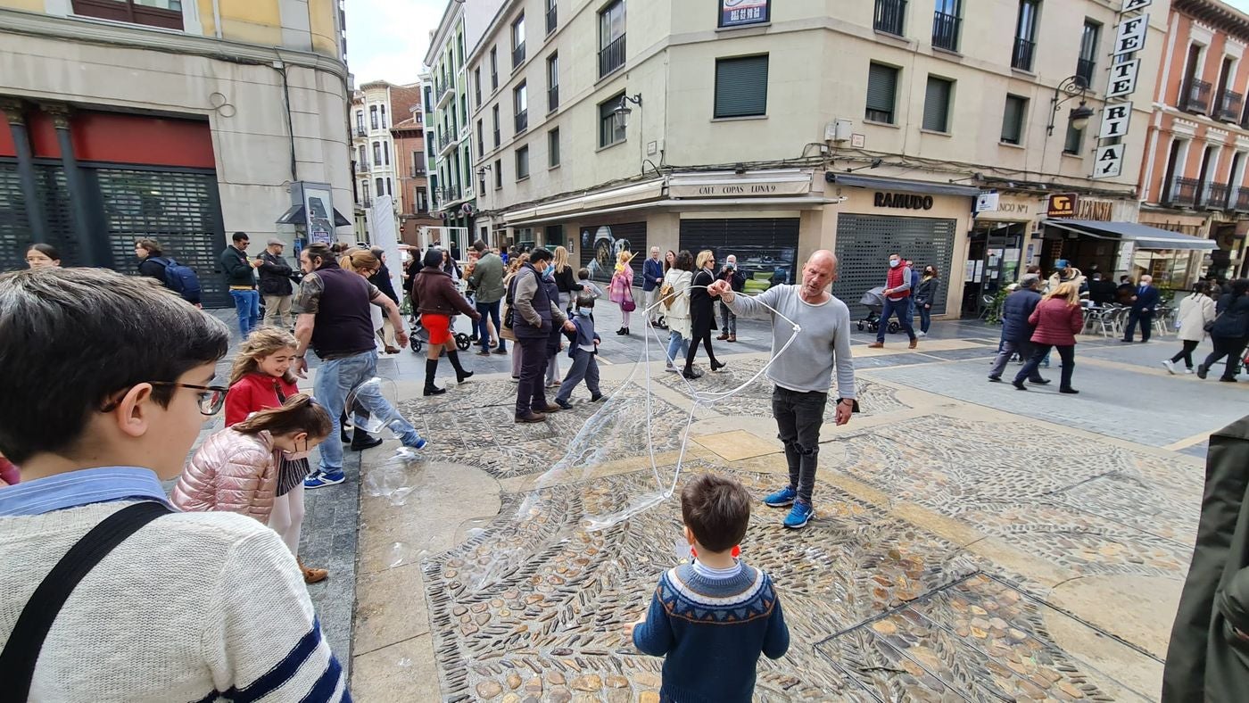 León se suma a una gran Semana Santa con mas de 80.000 turistas y ocupaciones del 90%. Los hosteleros creen aseguran que con la previsión de buen tiempo para los días grandes se podrían alcanzar registros «similares a los de 2019». Los datos del fin de semana apuntan «en la mejor dirección». 