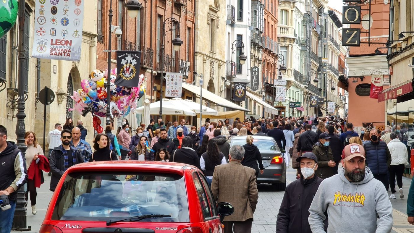 León se suma a una gran Semana Santa con mas de 80.000 turistas y ocupaciones del 90%. Los hosteleros creen aseguran que con la previsión de buen tiempo para los días grandes se podrían alcanzar registros «similares a los de 2019». Los datos del fin de semana apuntan «en la mejor dirección». 