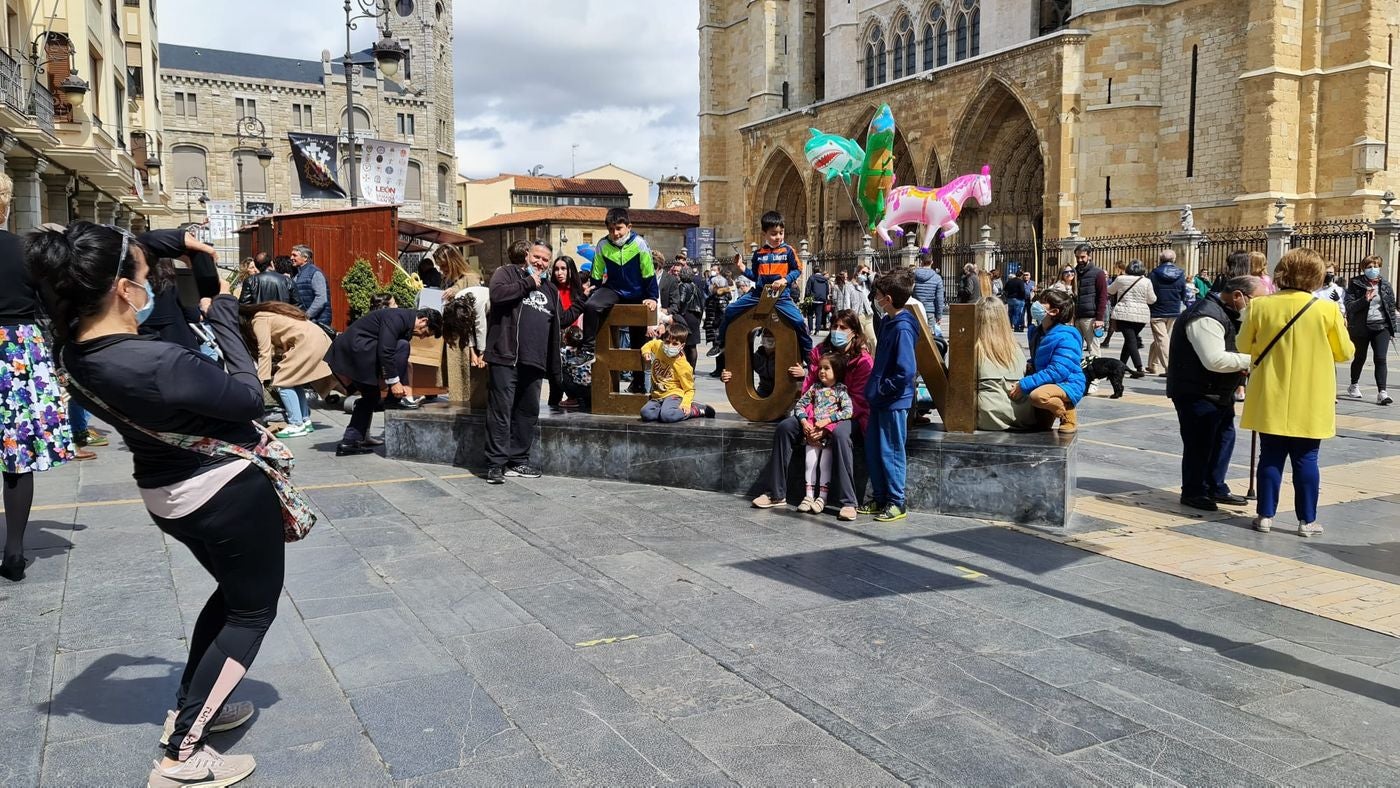 León se suma a una gran Semana Santa con mas de 80.000 turistas y ocupaciones del 90%. Los hosteleros creen aseguran que con la previsión de buen tiempo para los días grandes se podrían alcanzar registros «similares a los de 2019». Los datos del fin de semana apuntan «en la mejor dirección». 