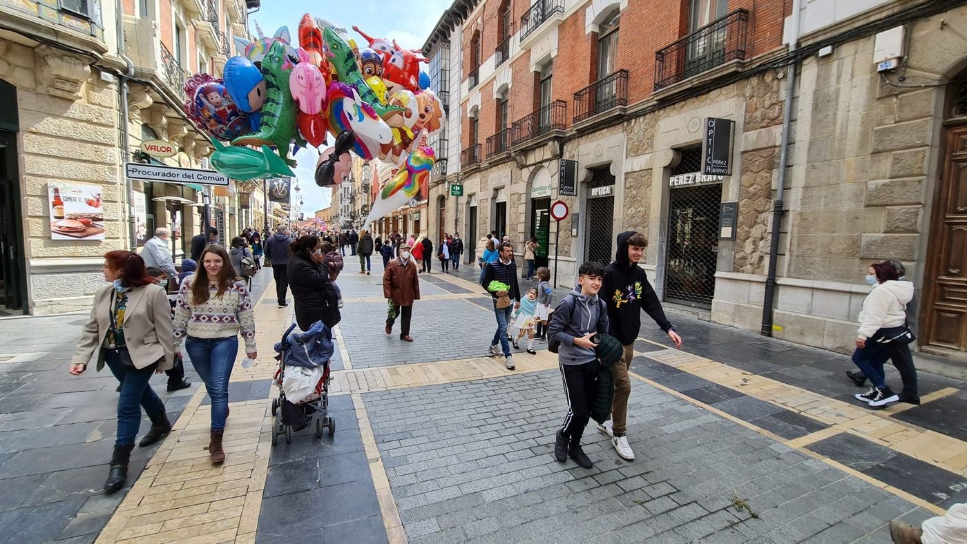 León se suma a una gran Semana Santa con mas de 80.000 turistas y ocupaciones del 90%. Los hosteleros creen aseguran que con la previsión de buen tiempo para los días grandes se podrían alcanzar registros «similares a los de 2019». Los datos del fin de semana apuntan «en la mejor dirección». 