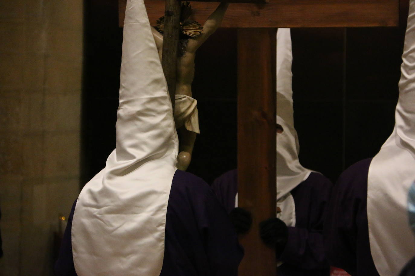 Un momento del Via Crucis en la Iglesia de San Francisco. 