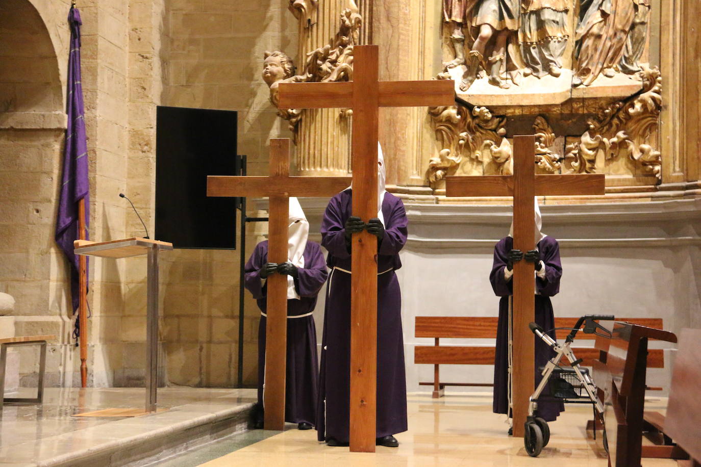 Un momento del Via Crucis en la Iglesia de San Francisco. 