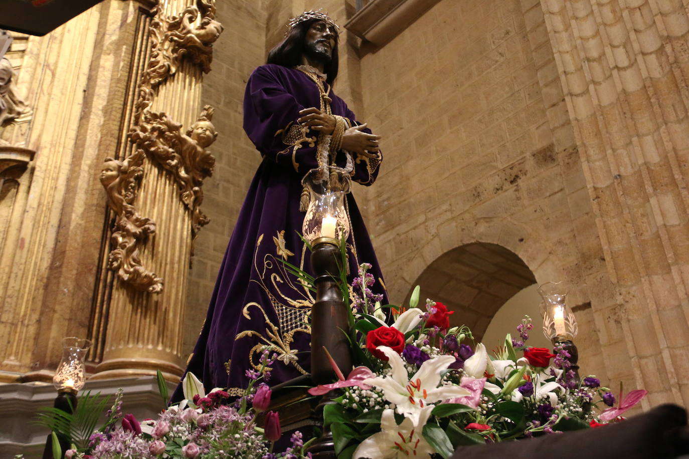 Un momento del Via Crucis en la Iglesia de San Francisco. 