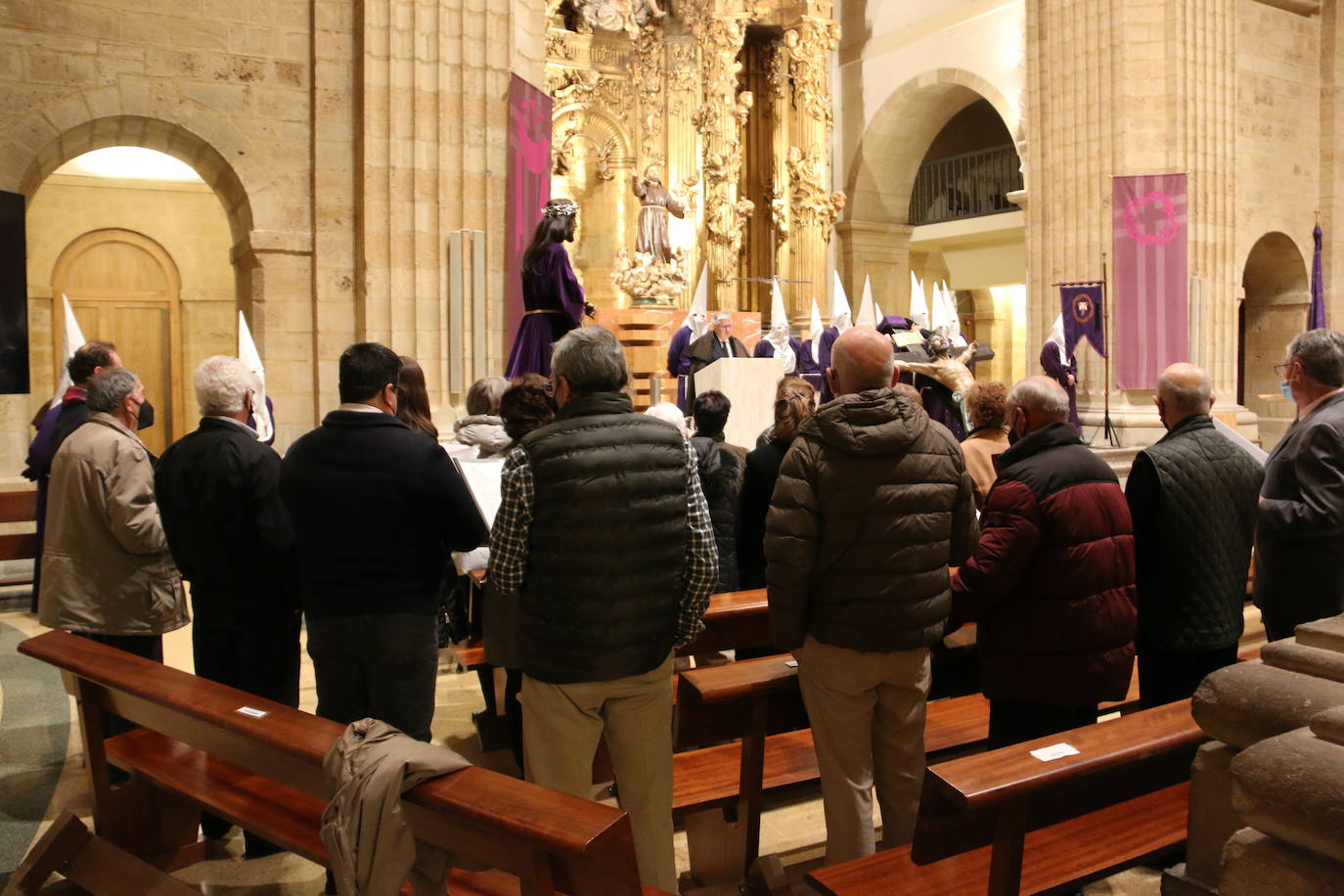 Un momento del Via Crucis en la Iglesia de San Francisco. 