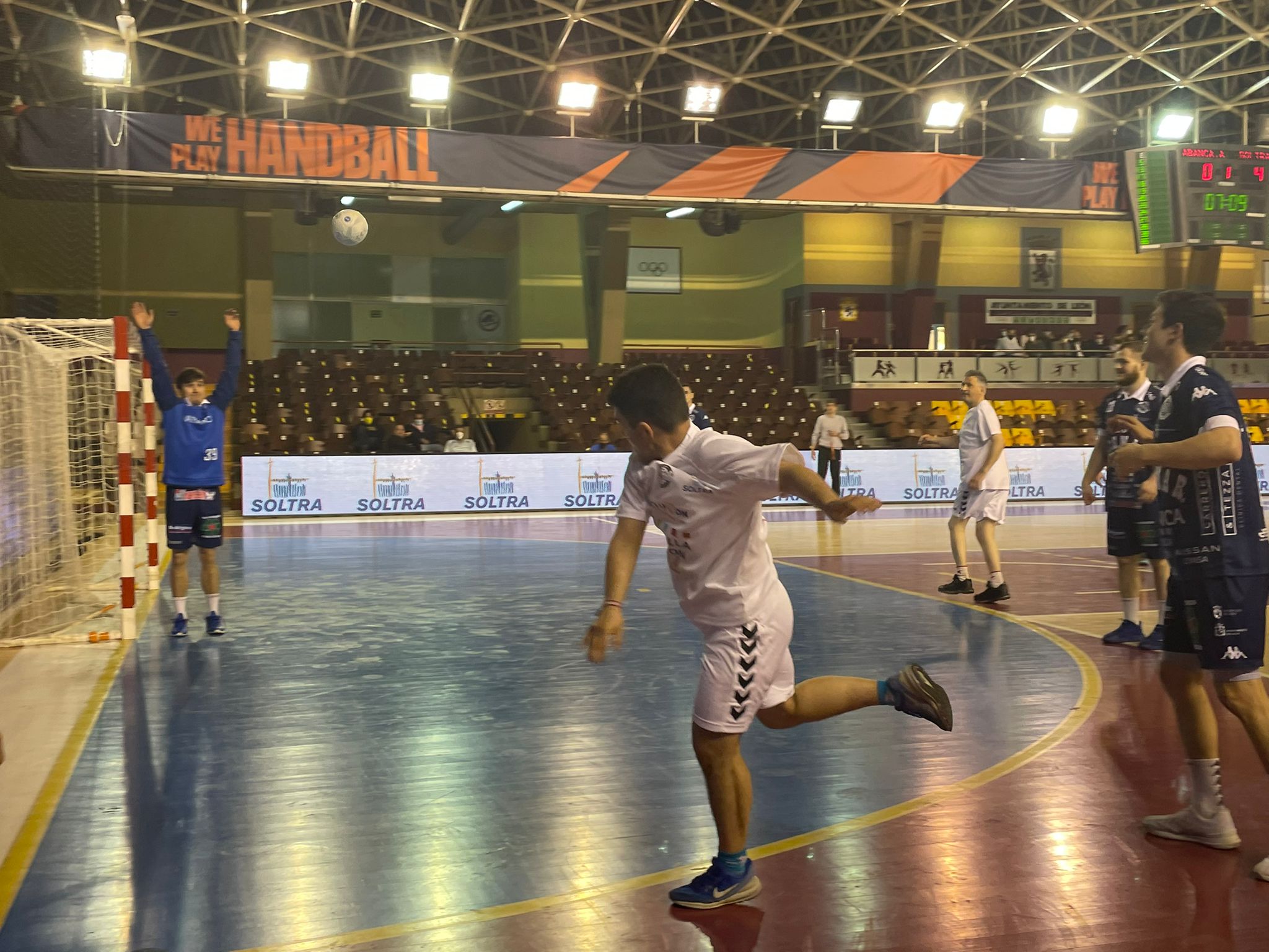 Imagen del encuentro entre el Abanca Ademar León y SOLTRA. 