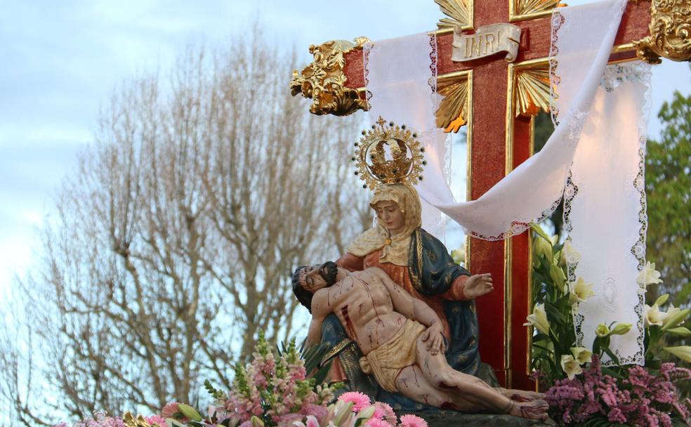 Imagen de la Virgen de las Angustias a la salida de la capilla de Santa Nonia. 