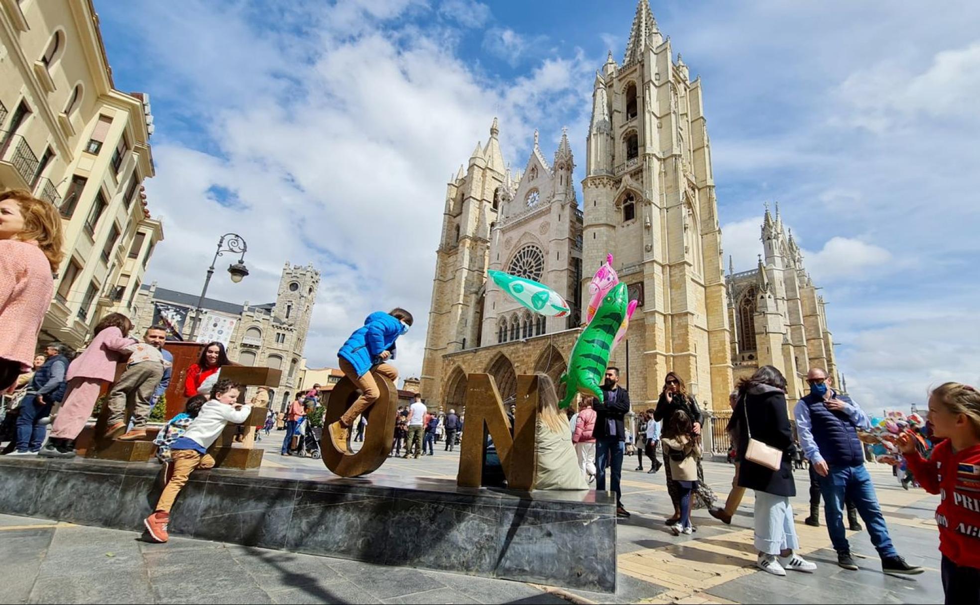 Un grupo de niños juega junto a las letras de 'León' en la Plaza de Regla de la capital durante el pasado fin de semana. 