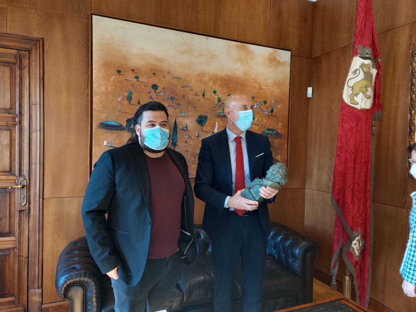 Néstor López, ganador del goya al 'Mejor Documental', visita León con la estatuilla debajo del brazo.