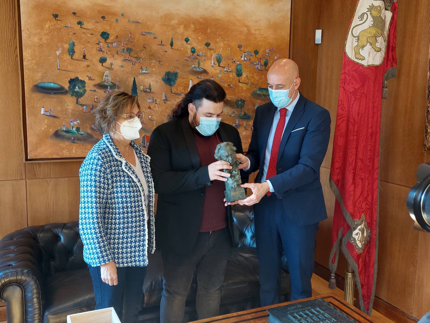 Néstor López, ganador del goya al 'Mejor Documental', visita León con la estatuilla debajo del brazo.