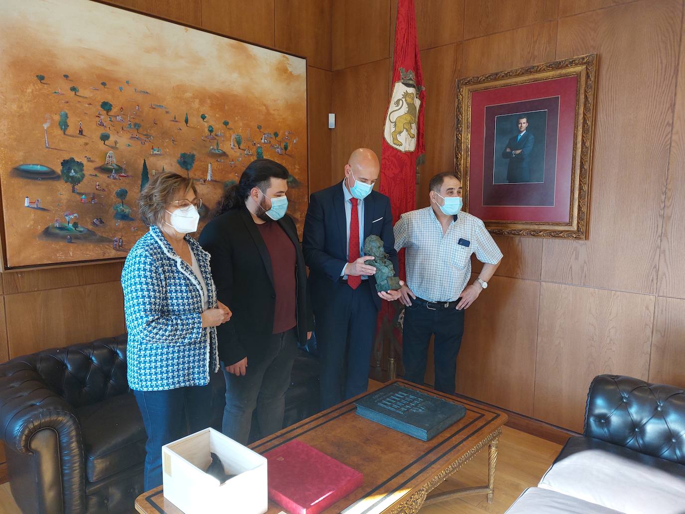 Néstor López, ganador del goya al 'Mejor Documental', visita León con la estatuilla debajo del brazo.