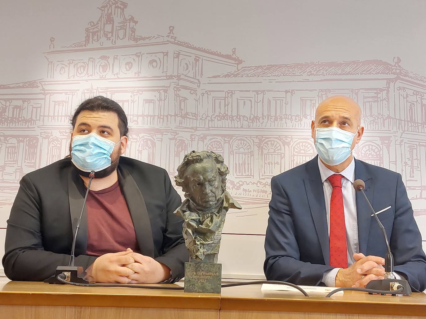 Néstor López, ganador del goya al 'Mejor Documental', visita León con la estatuilla debajo del brazo.