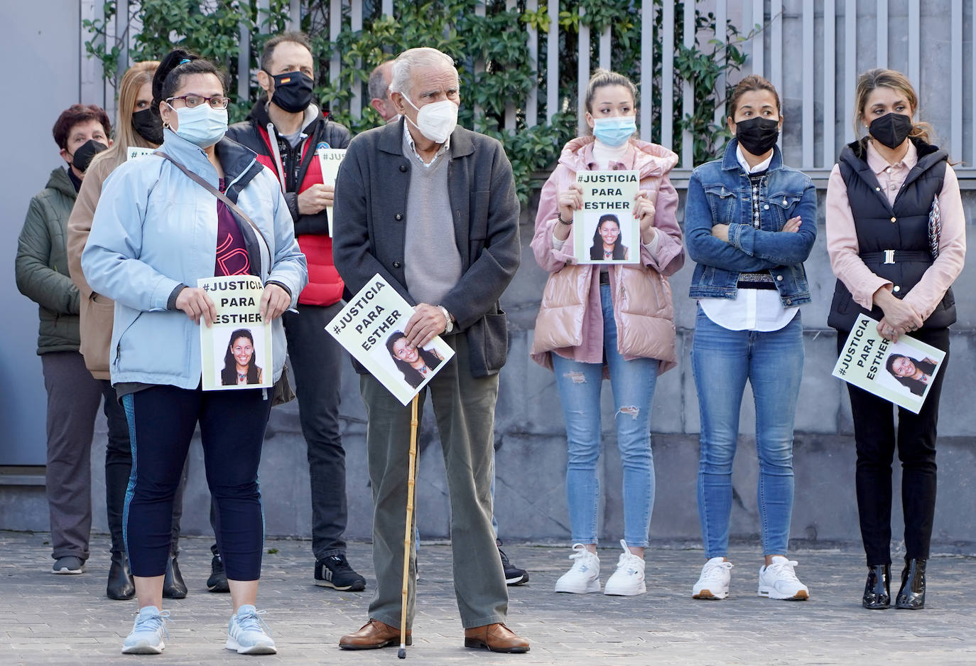 Mientras continúa la investigación sobre la muerte de la joven, los vecinos de su pueblo se concentran en la plaza mayor de Traspinedo en su recuerdo.