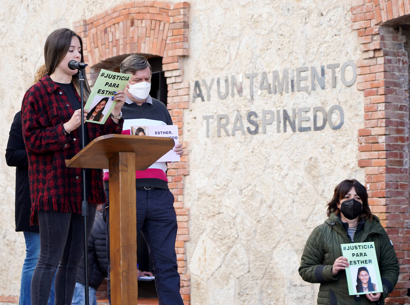 Mientras continúa la investigación sobre la muerte de la joven, los vecinos de su pueblo se concentran en la plaza mayor de Traspinedo en su recuerdo.