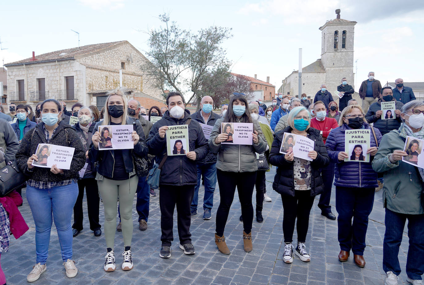 Mientras continúa la investigación sobre la muerte de la joven, los vecinos de su pueblo se concentran en la plaza mayor de Traspinedo en su recuerdo.