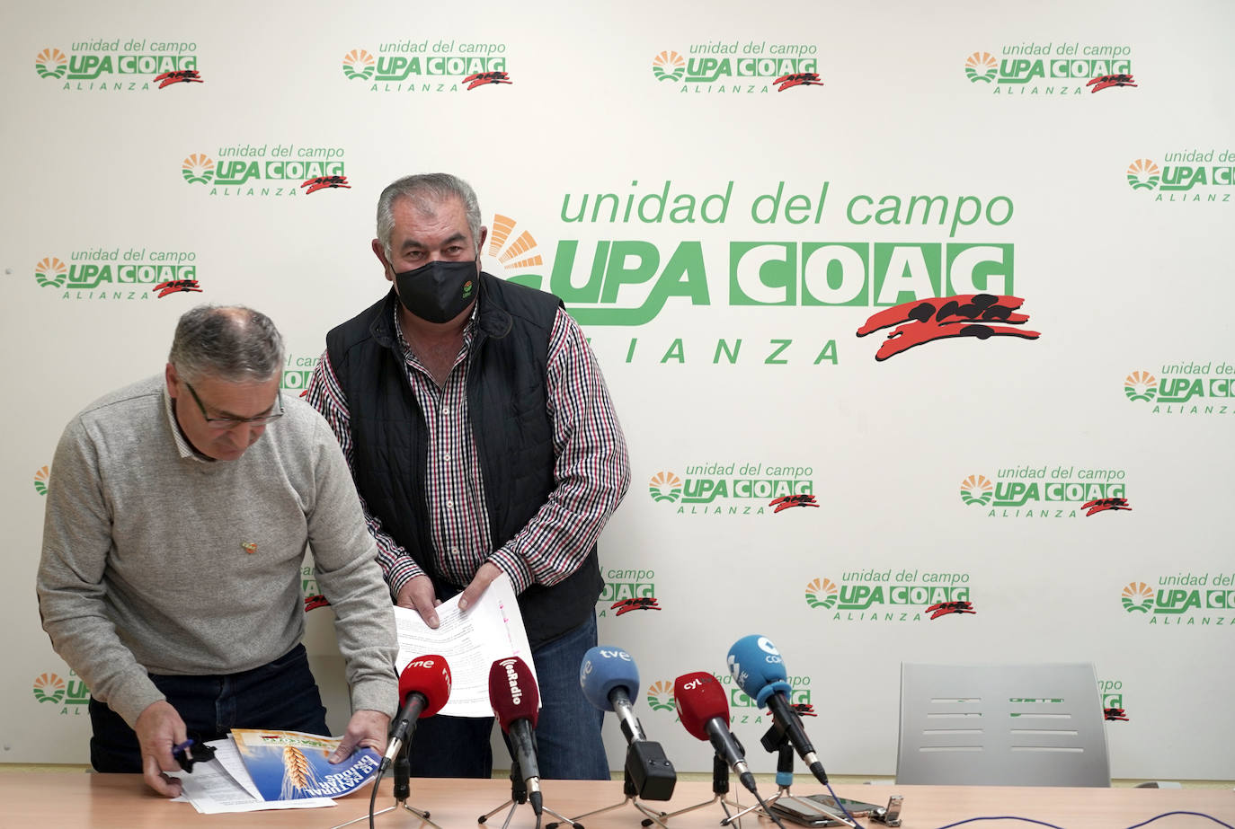 El coordinador autonómico de COAG, Lorenzo Rivera, y el secretario general de UPA Castilla y León, Aurelio Aurelio González (I), presentan sus propuestas al nuevo Gobierno de la Junta de Castilla y León para «garantizar el presente y futuro de las explotaciones familiares agrarias de la comunidad.